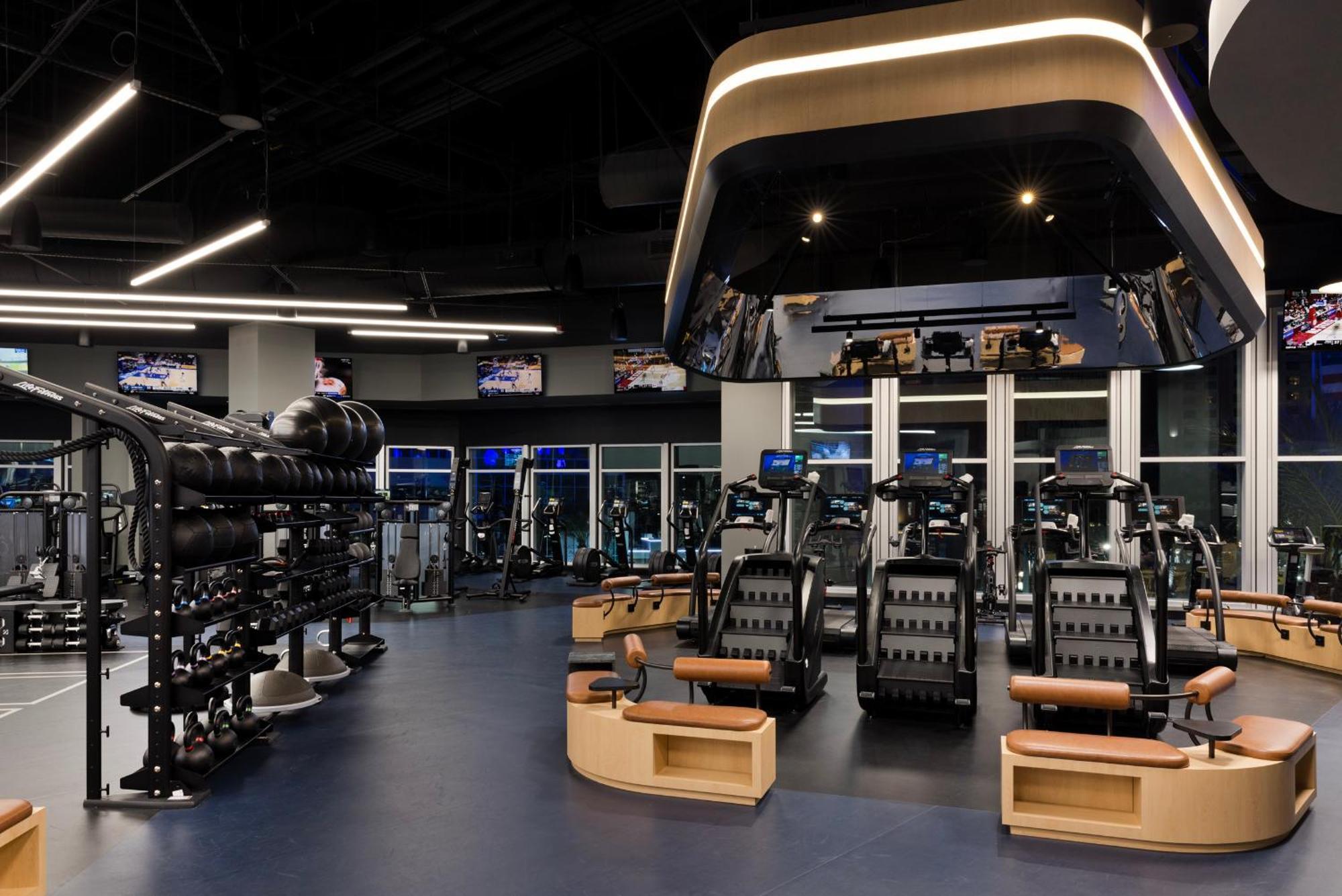 Fontainebleau Las Vegas Luaran gambar The Fitness Center at the 2019 Texas Longhorn Center