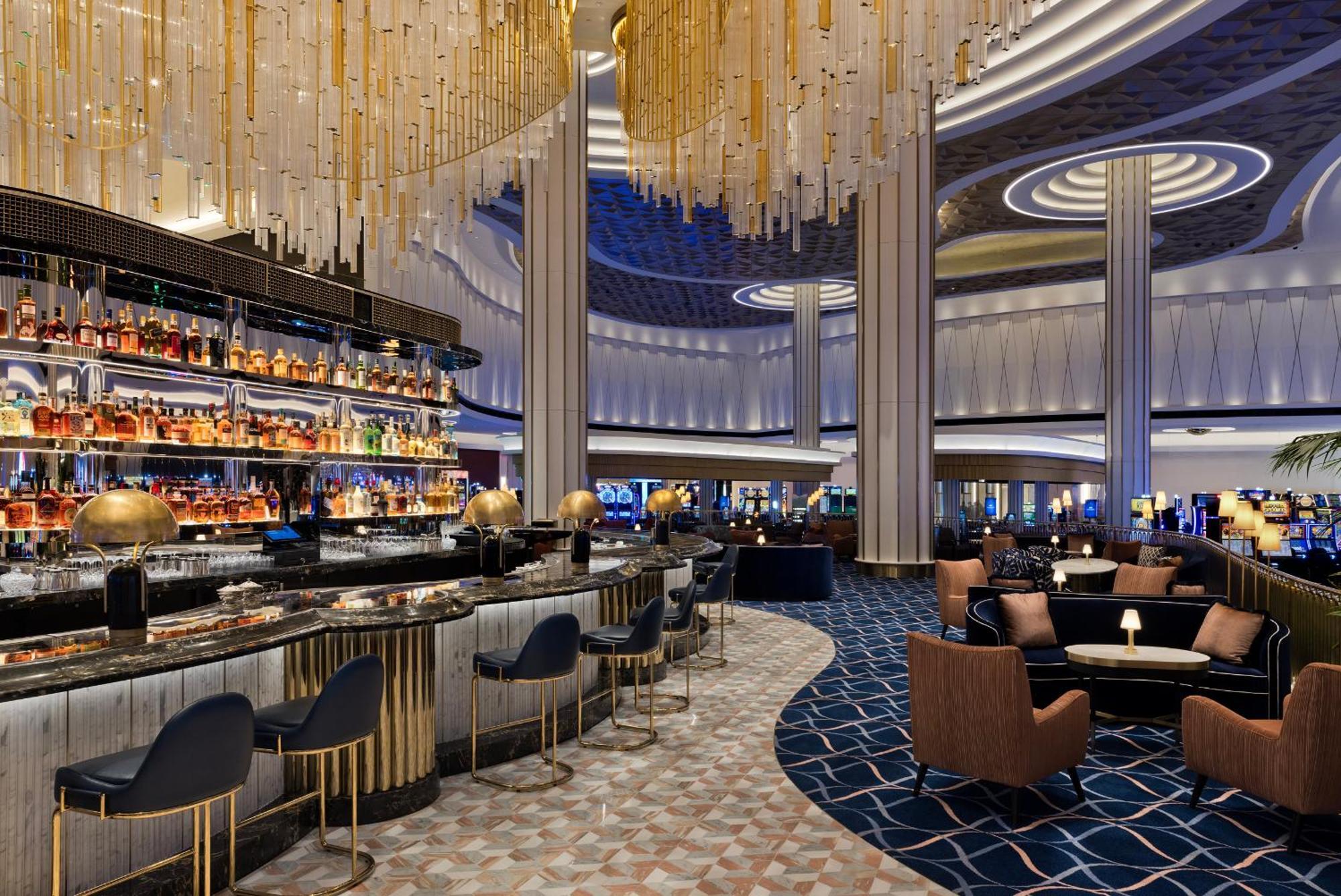 Fontainebleau Las Vegas Luaran gambar The bar at the Crown Hotel