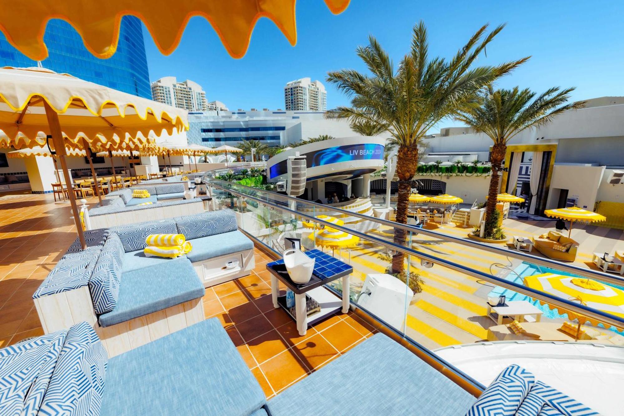 Fontainebleau Las Vegas Luaran gambar The pool at the Hard Rock Hotel